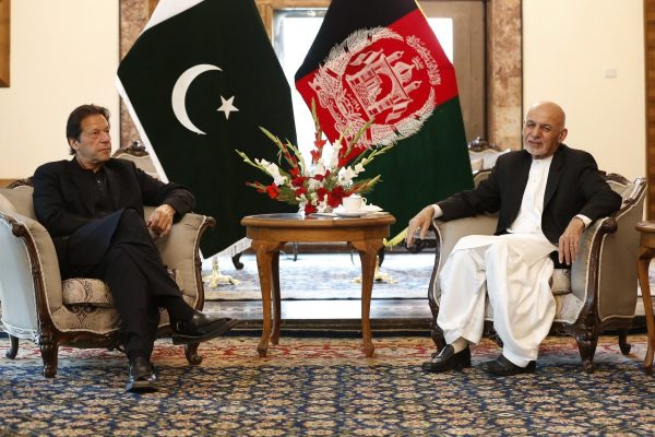 Le Premier ministre pakistanais Imran Khan reçu par le président afghan Ashraf Ghani lors de sa première visite à Kaboul depuis son arrivée au pouvoir, le 1ç novembre 2020. (Source : SCMP)