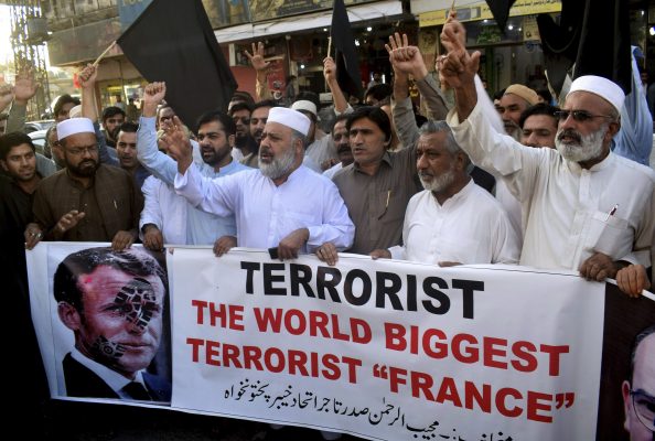 Manifestation contre le président français Emmanuel Macron après son soutien à la republication par "Charlie Hebdo" des caricatures de Mahomet, à Peshawar au Pakistan, le 26 octobre 2020. (Source : Yahoo News)
