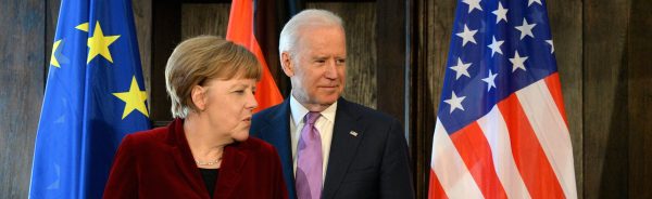 La Chancelière allemande Angela Merkel reçoit Joe Biden, alors vice-président américain, à Munich le 7 février 2015. (Source : Time)