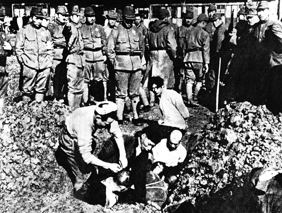 Durant le massacre de Nankin débuté le 13 décembre 1937, des civils chinois furent enterrés vivants. (Source : Wikimedia Commons)
