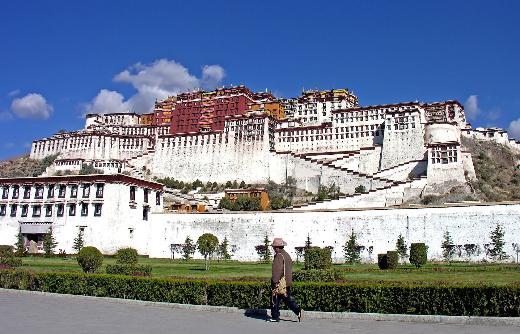 Depuis fin 2019, de nouvelles restrictions ont été apportées à la liberté du culte au Tibet. Le gouvernement chinois a interdit aux anciens employés du gouvernement tibétain d'exercer toute forme de culte tibétain traditionnel. (Source : Euractiv)