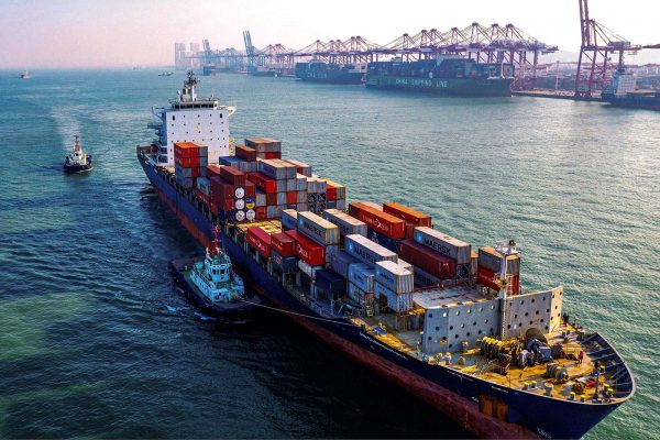 Un cargo à conteneurs dans le port de Qingdao, dans l'est de la Chine. (Source : Brink)