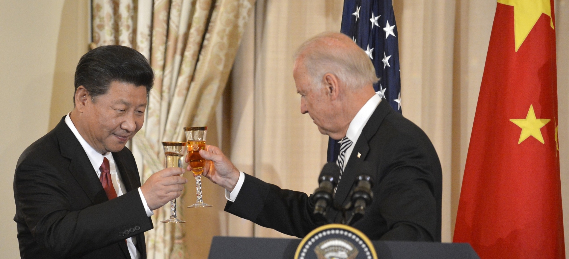 Joe Biden, alors vice-président de Barack Obama, trinque avec le président chinois Xi Jinping. (Source : PRI)