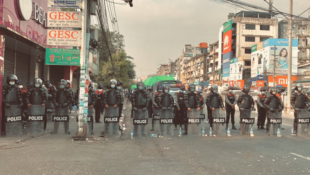 Les forces de l'ordre birmane lors des manifestations contre le putsch des militaires, à Ragoun, le 7 février 2021. (Copyright : Jone)