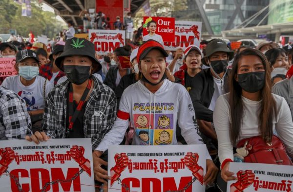 Les manifestants birmans contre le coup d'État militaire, ici dans les rues de Rangoun le 18 février 2021, poursuivent le "Mouvement pour la désobéissance civile" (Civil Disobedience Movement, CDM). (Source : APNEWS)