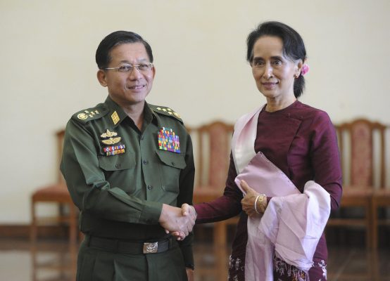 Le général Min Aung Hlaing avec Aung San Suu Kyi, le 2 décembre 2015, en Birmanie. (Source : Courrier International)