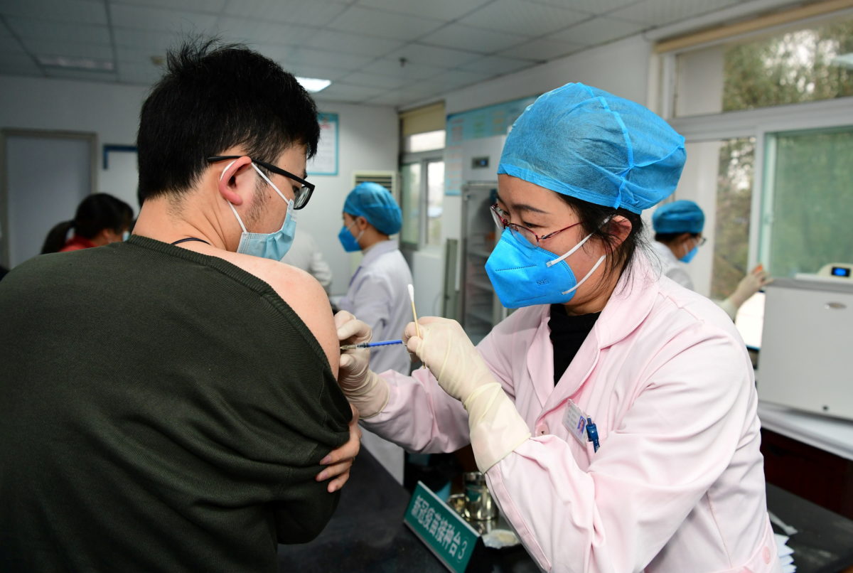 Vaccination contre le Covid-19 dans un centre de santé à Hefei, dans la province chinoise de l'Anhui vaccine, le 29 décembre 2020. (Source : PBS)