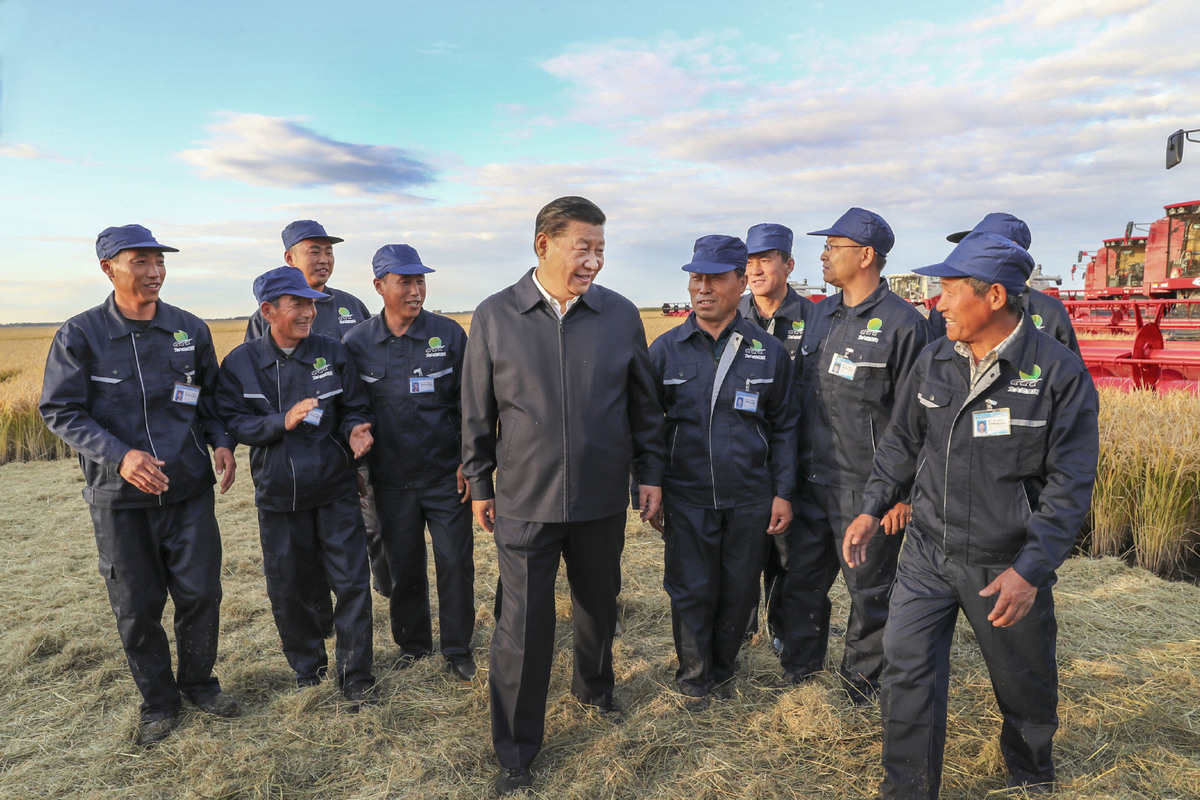 Le président chinois Xi Jinping avec des travailleurs agricoles à la fermme de Qixing, dans la province du Heilongjiang au nord-est de la Chine, le 25 septembre 2018. (Source : China Daily)