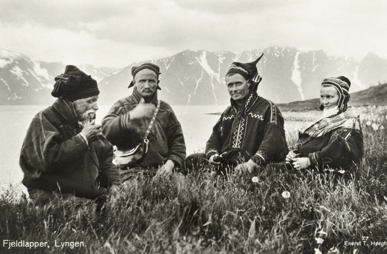 Sur cette photo publiée en 1928, des Saamis déjeunent au bord d'un fjord à Lyngen, dans le comté de Troms, au nord-est de la Norvège. (Source : Wikimedia Commons)