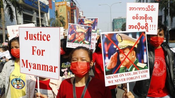 Manifestation contre le coup d'État militaire et contre le chef de la junte Min Aung Hlaing à Mandalay, le 8 février 2021. (Source : TRT)