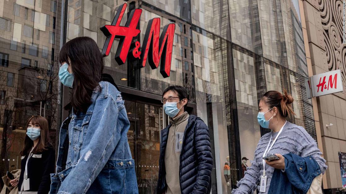 Le géant suédois du textile H&M fait face à une campagne de boycott sur les réseaux sociaux en Chine pour avoir cessé de s'approvisionner en coton au Xinjiang après les informations faisant été de travail forcé dans cette région du Nord-Ouest chinois. (Source : CNN)