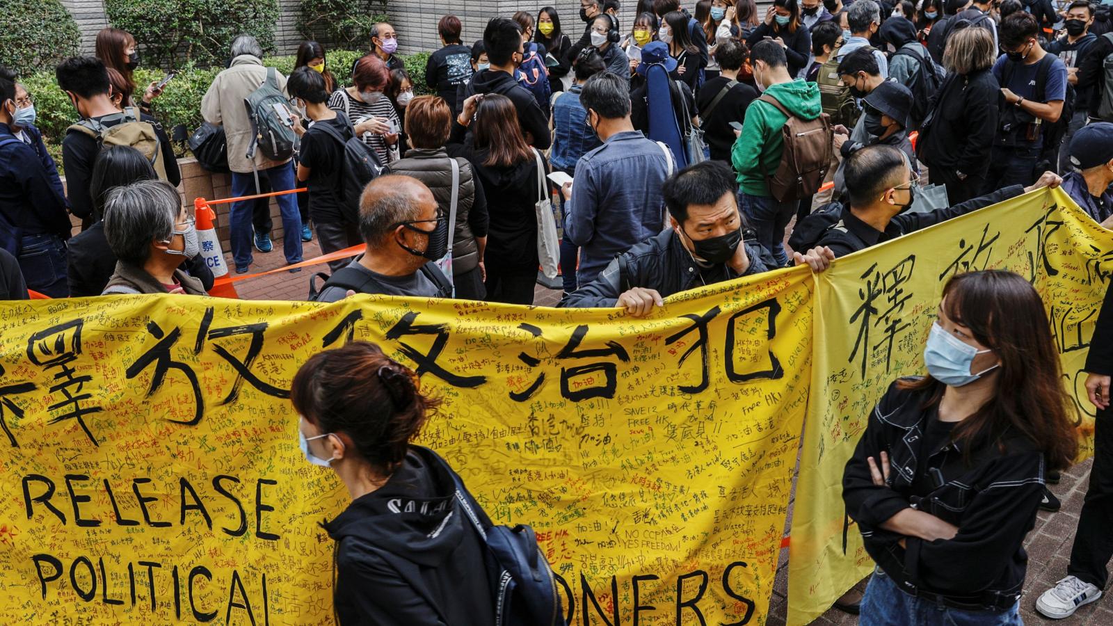 "Libérez les prisonniers politiques" appelle la banderole lors du rassemblement en soutien des 47 militants pro-démocratie inculpés pour "subversion", devant le tribunal de Kowloon West, le 1er mars 2021. (Source : QZ)