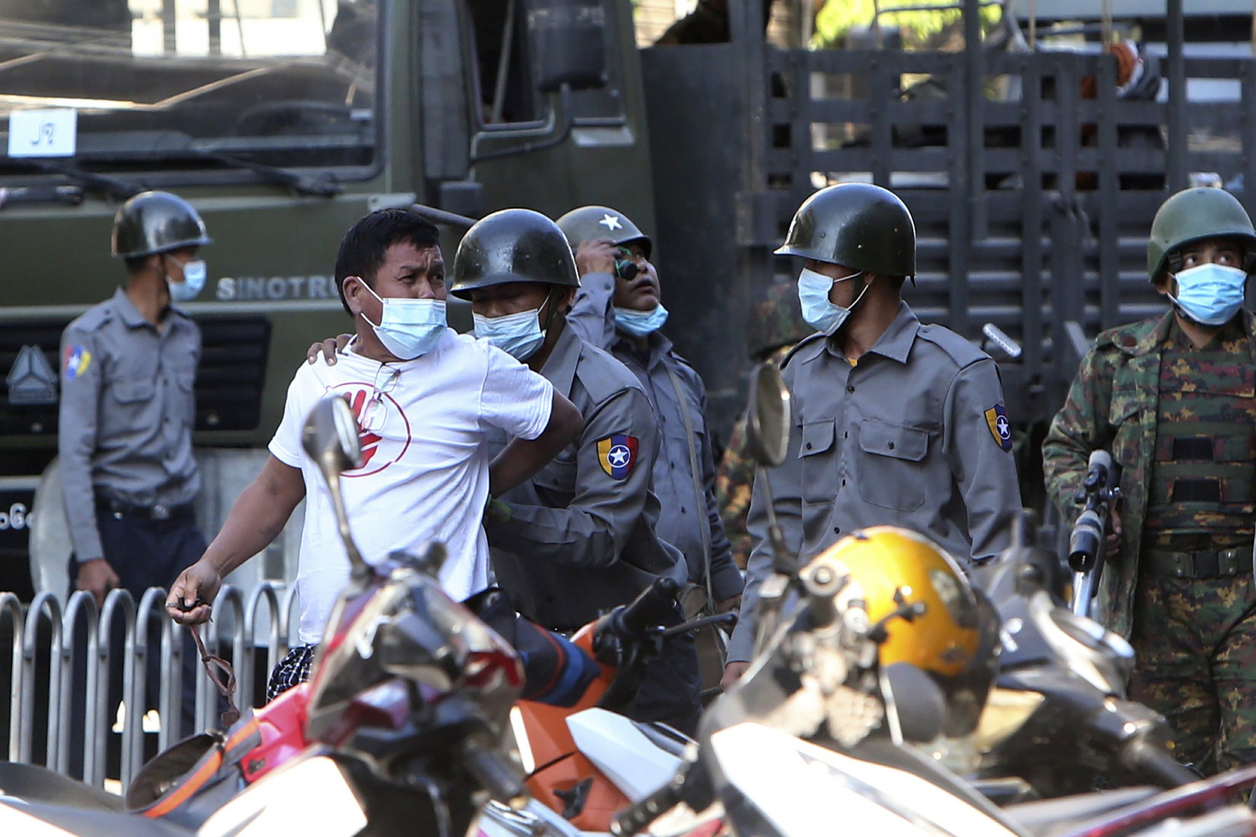 Le 2! février 2021, la police birmane avait procédé à plus de 1 100 arrestations parmi les manifestants contre le coup d'État militaire. (Source : APNEWS)