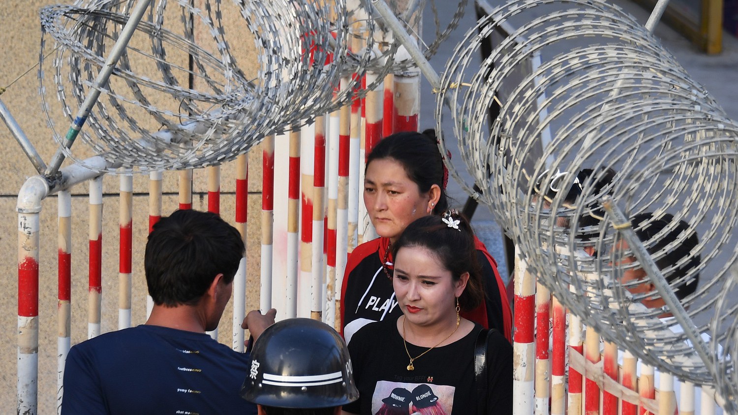 Une Ouïghoure dans un checkpoint à l'entrée du bazar de Hetan, au Xinjiang, province du nord-ouest chinois, le 31 mai 2019.(Source : RFA)