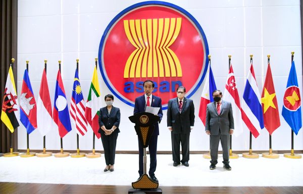Le président indonésien Joko Widodo lors d'une conférence de presse à l'issue du sommet spécial de l'ASEAN sur la Birmanie, le 24 avril 2021. (Source : APNEWS)