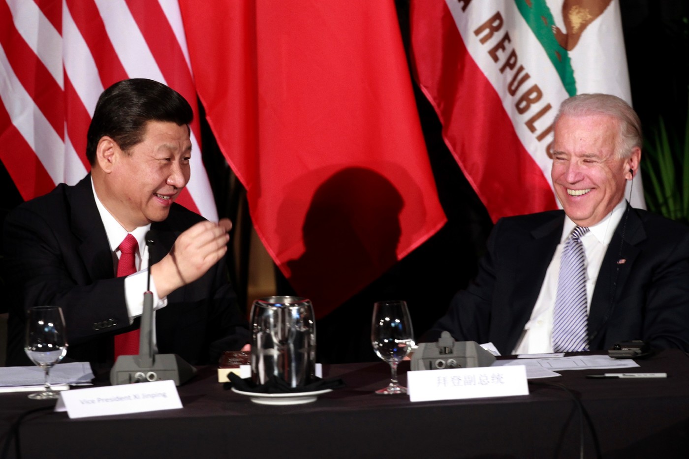 Xi Jinping et Joe Biden lorsqu'ils étaient vice-présidents de leur pays, en 2012 à Los Angeles. (Source : La Croix)