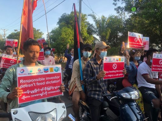 Parmi les manifestants birmans à Kanbauk le 12 février 2021, des salariés du programme économique et social que Total est si fier de financer dans la zone de son gazoduc. Ils réclament l'interruption des financements aux généraux auteurs du coup d'État du 1er février. Ils sont nombreux à participer au Mouvement de désobéissance civile (CDM), pourchassé par la junte. (Source : Compte Facebook de Dawei Watch)