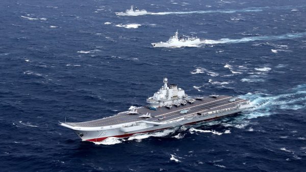 Le port-avions chinois Liaoning, à la tête d'un groupe de navires de guerre, traverse le détroit de Taïwan, le 10 janvier 2017. (Source : BBC)