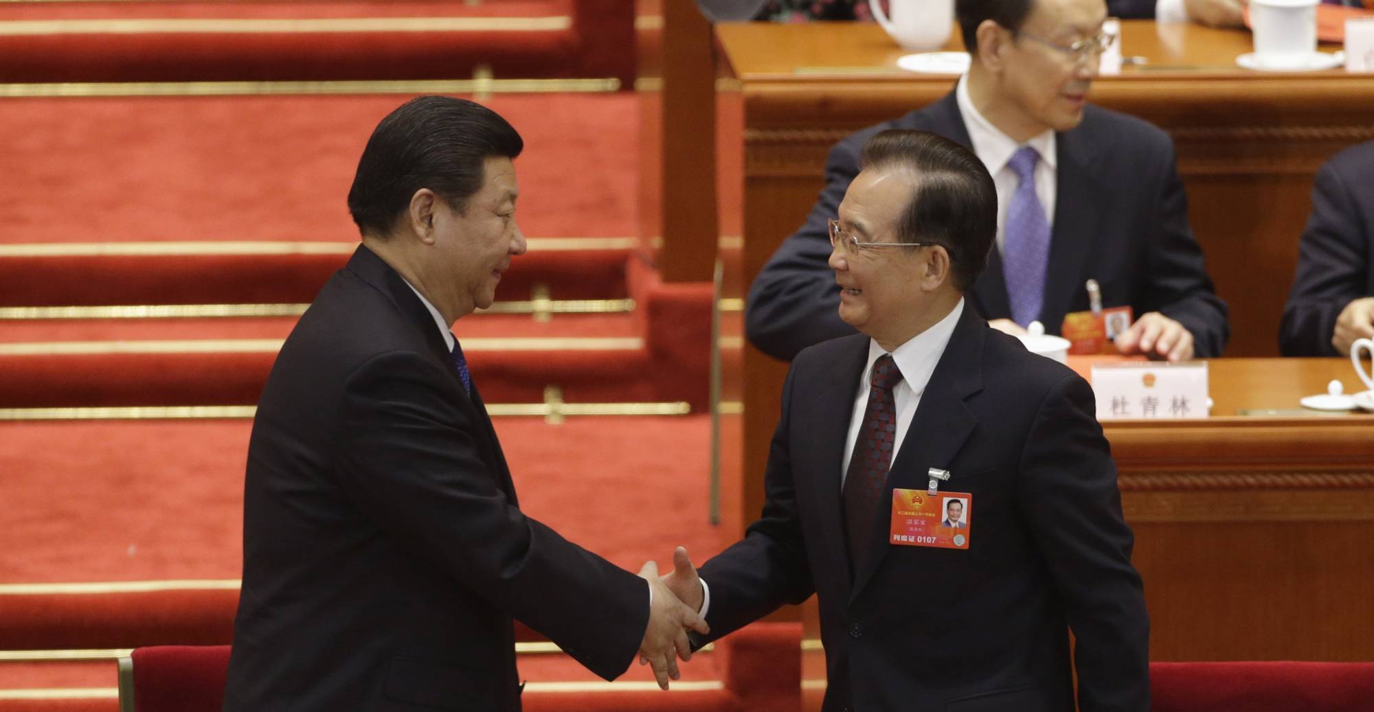 Le président chinois Xi Jinping et l'ancien Premier ministre Wen Jiabao lors de la désignation formelle de Xi à la tête de l'État, devant l'Assemblée nationale populaire au Grand Hall du Peuple à Pékin, le 15 mars 2013. (Source : Japan Times)