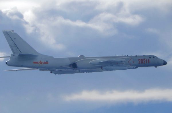 Un avion bombardier chinois H-6 en plein vol près de la zone d'identification aérienne de Taïwan le 18 septembre 2020. (Source : NZ Herald)