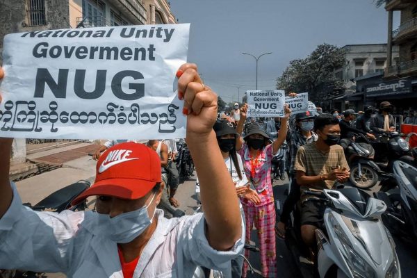 Des manifestants birmans contre le coup d'État militaire du 1er février brandissent des banderoles en soutien au gouvernement d'unité nationale (NUG). (Source : Menafn)