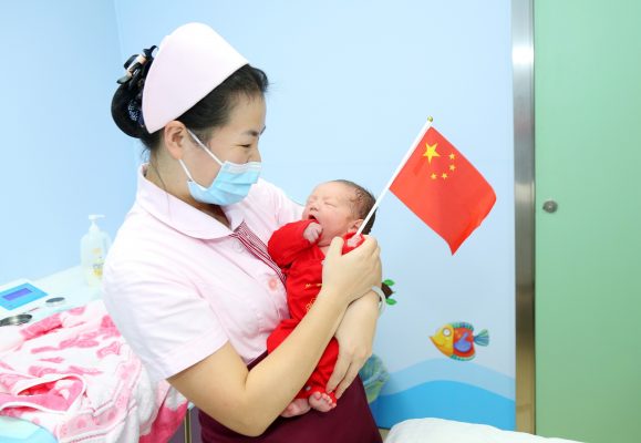 Le taux de fertilité en Chine est à son plus bas historique. La fin de la politique de l'enfant unique en 2015 n'a pas permis de provoquer un boom des naissances. (Source : SCMP)