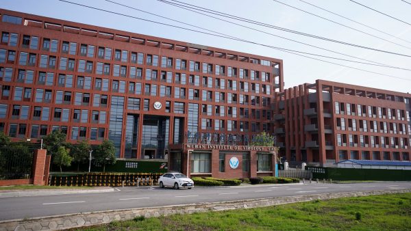 L'institut de virologie de Wuhan a-t-il été le théâtre d'un accident de laboratoire à l'origine de la pandémie de Covid-19 ? C'est la question relancée par la lettre du 30 avril adressée par un groupe de scientifiques internationaux à l'OMS. (Source : Sky News)