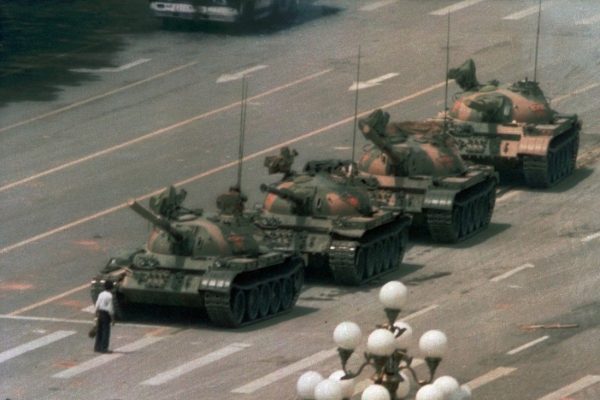 Le 5 juin 1989, un homme, plus tard connu comme "Tank man", fait barrage aux blindés de l'Armée de libération populaire, au lendemain du massacre des manifestants la place Tiananmen. (Source : SCMP)