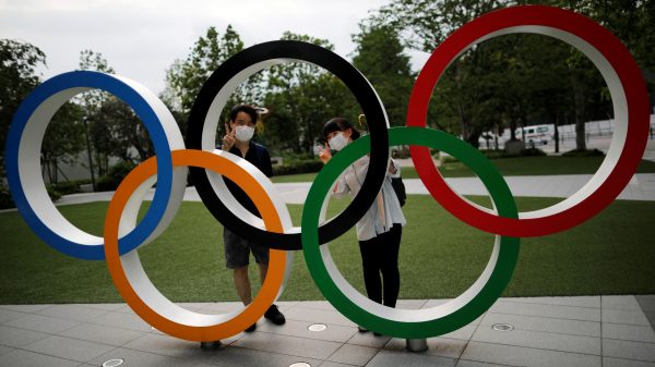 Malgré l'état d'urgence sanitaire au Japon, malgré les protestations et l'impopularité des Jeux Olympiques de Tokyo prévus du 23 juillet au 8 août 2021, le gouvernement de Yoshihide Suga est confiant sur le maintien de l'événement. (Source : Asia Nikkei)