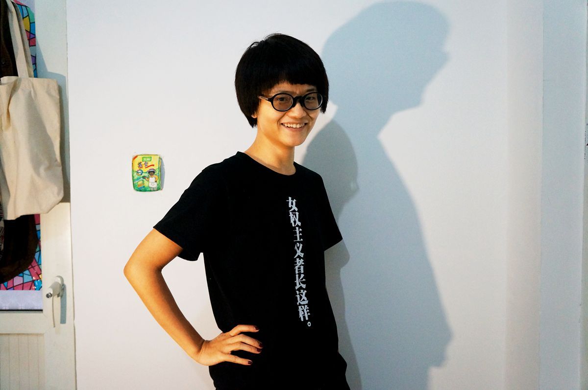 La féministe chinoise Xiao Meili vêtue de l'un des t-shirts qu'elle a créés, où l'on peut lire : "Voilà à quoi ressemble une féministe". (Source : Fuanna)