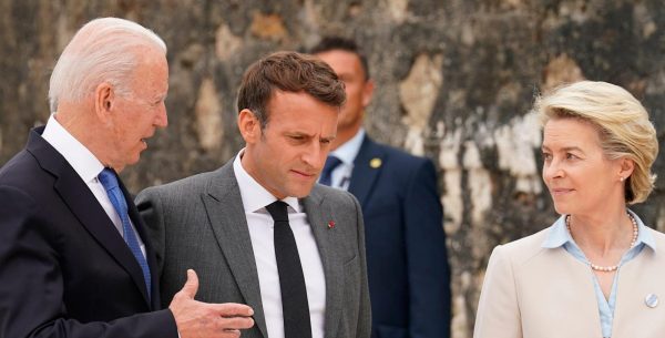 Le président américain Joe Biden avec son homologue français Emmanuel Macron et la président de la Commission européenne Ursula von der Leyen lors du sommet du G7,sur la plage de Carbis Bay, dans les Cornouailles au Royaume-Uni, le 11 juin 2021. (Source : Yahoo)