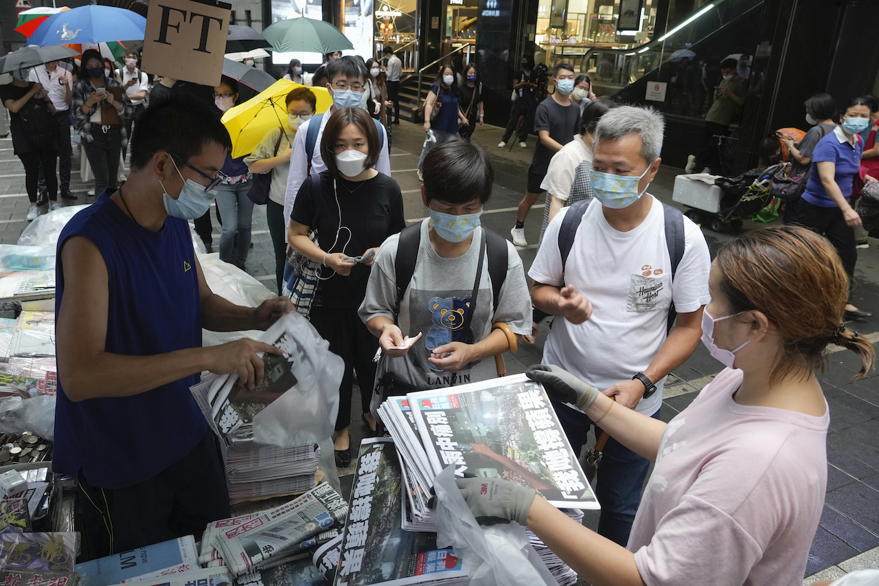 File d'attente pour acheter le dernier numéro du quotidien pro-démocratie "Apple Daily" à Hong Kong, le 24 juin 2021. (Source : Time)