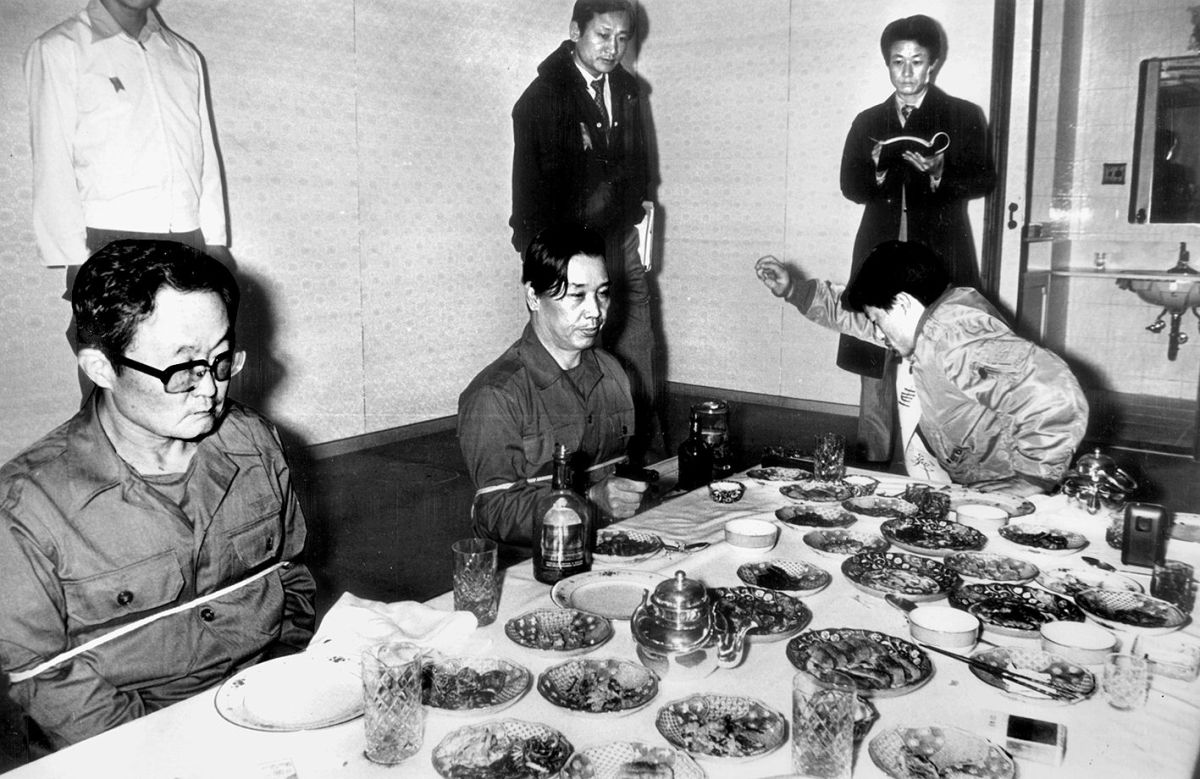 Reconstitution de l'assassinat de Park Chung-hee par Kim Jae-gyu, chef de la Korea CIA (au centre avec le pistolet au poing). (Source : Subin.kim)