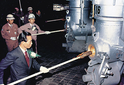 Park Chung-hee inaugure l'acierie de Pohang fin 1972. (Source : Posco)