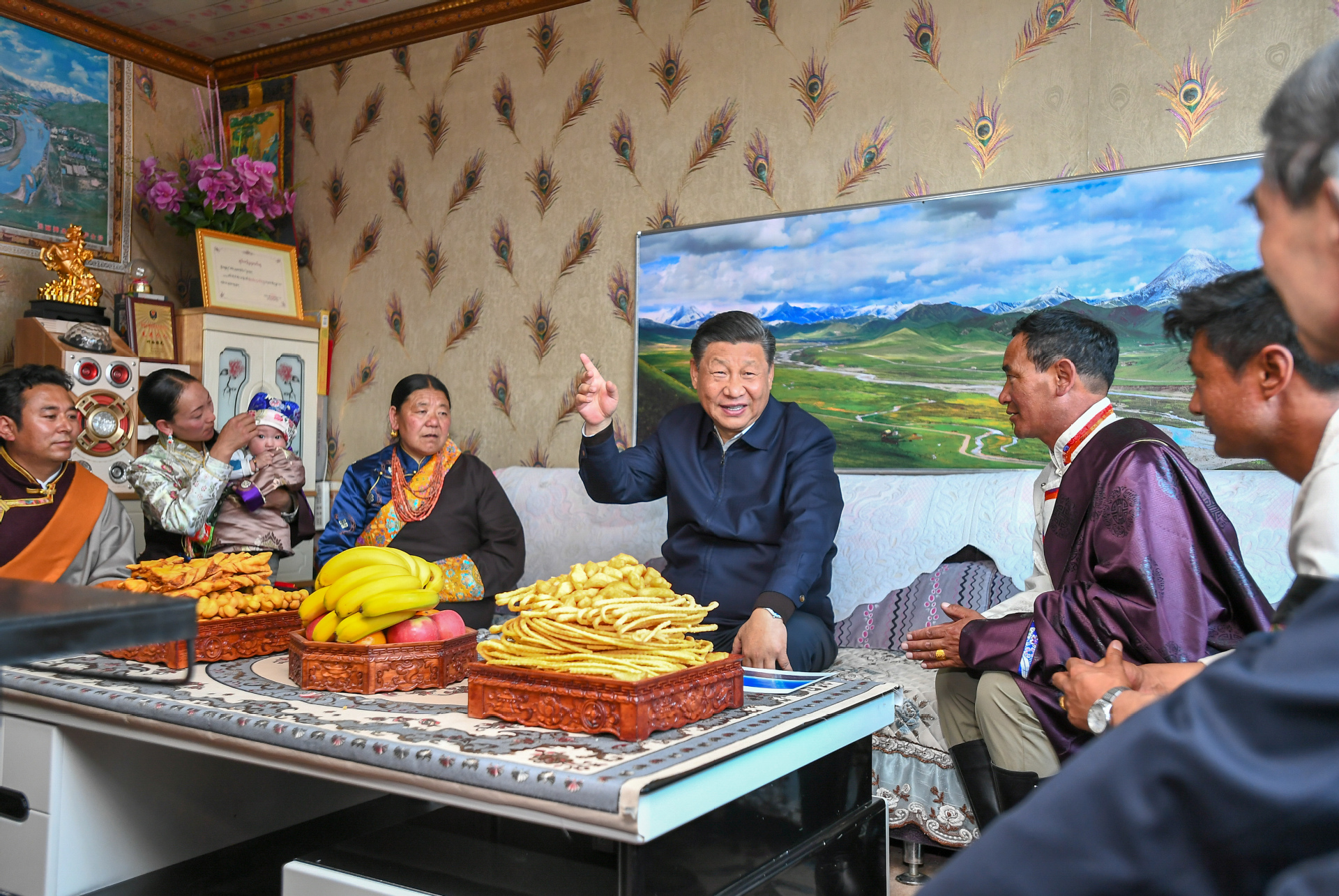 Le président chinois Xi Jinping en visite dans un village du comté de Gangca dans la préfecture autonome tibétaine de Haibei, dans la province du Qinghai au nord de la Chine, le 11 juin 2021. (Source : China Daily)