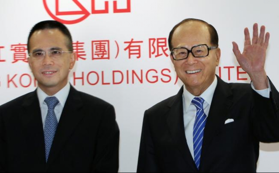 Victor Li et son père Li Ka-shing. (Source : Apple Daily)