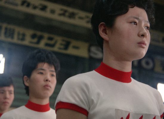 Extrait du documentaire japonais "Les sorcières de l'Orient". La concentration se lit sur les visages. (Crédit : UFO Distribution)