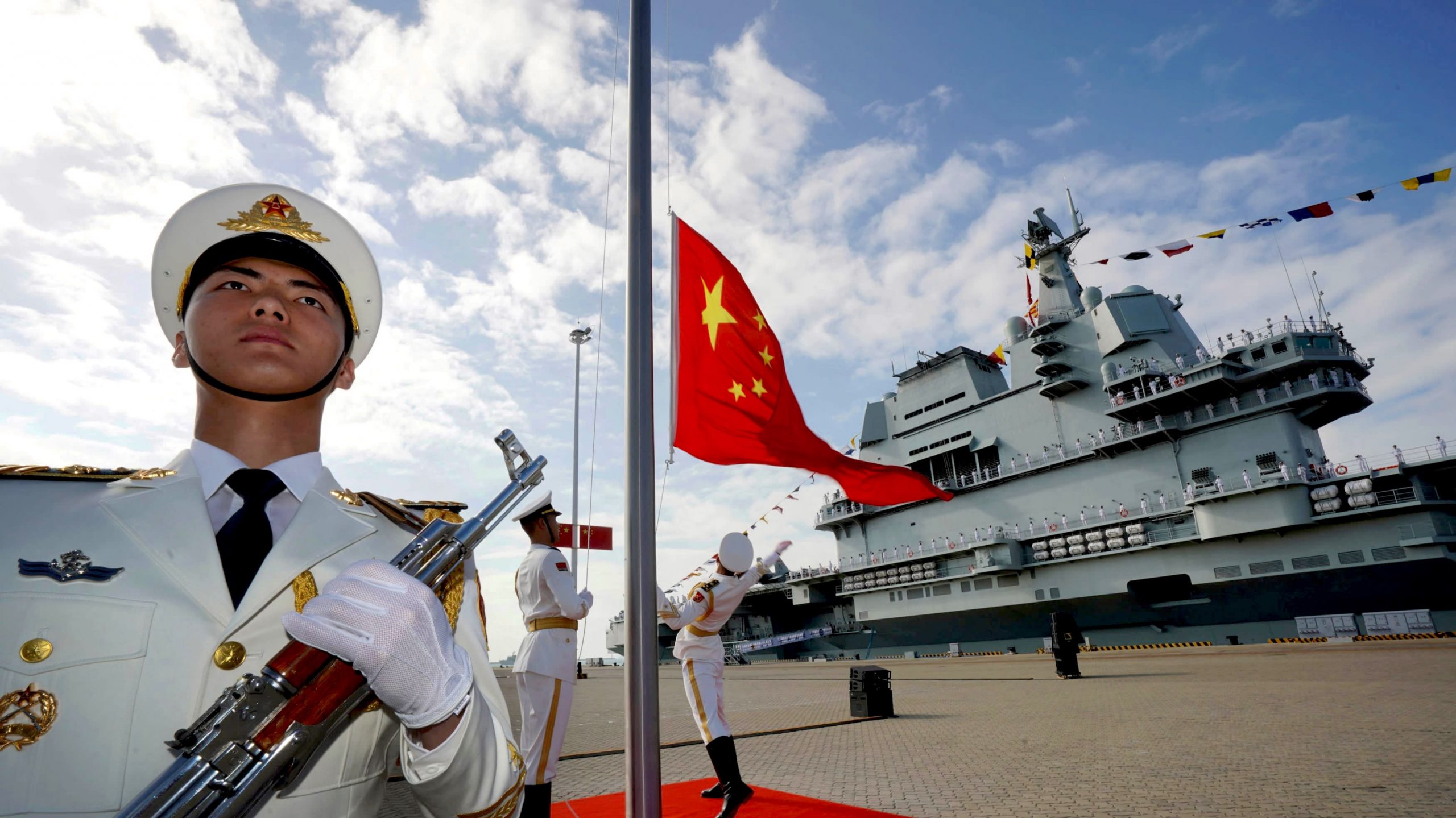 Levée de drapeau devant le porte-avions chinois Shandong, le 17 décembre 2019. (Source : USNI)