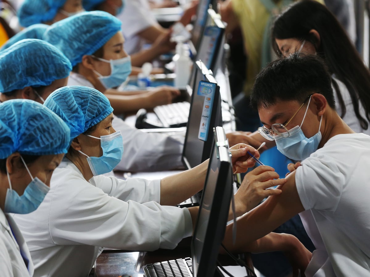 Vaccination de lycéens dans le district de Qianjiang à Chongqing. Photograph: Sipa Asia/Rex/Shutterstock (Source : Guardian)