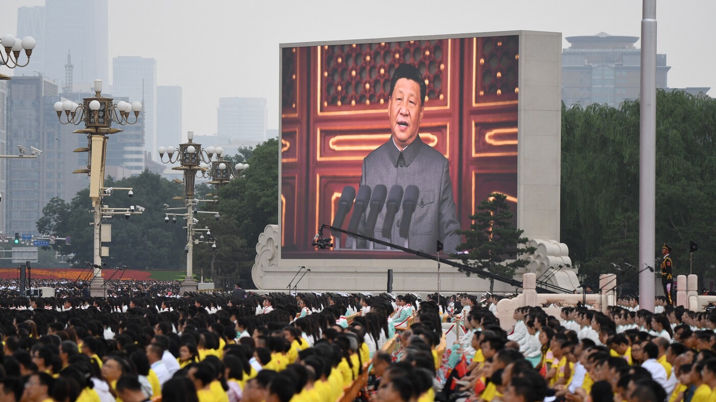 Le président chinois Xi Jinping sur écran géant lors des célébrations du centenaire du parti communiste chinois place Tiananmen, le 1er juillet 2021. (Source : Kivazen)