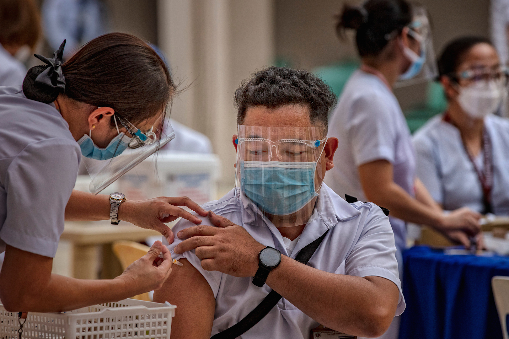 La proportion de personnes vaccinées reste encore en dessous de 10 % de la population aux Philippines, de même qu'en Inde, au Pakistan et en Indonésie. (Source : NPR)