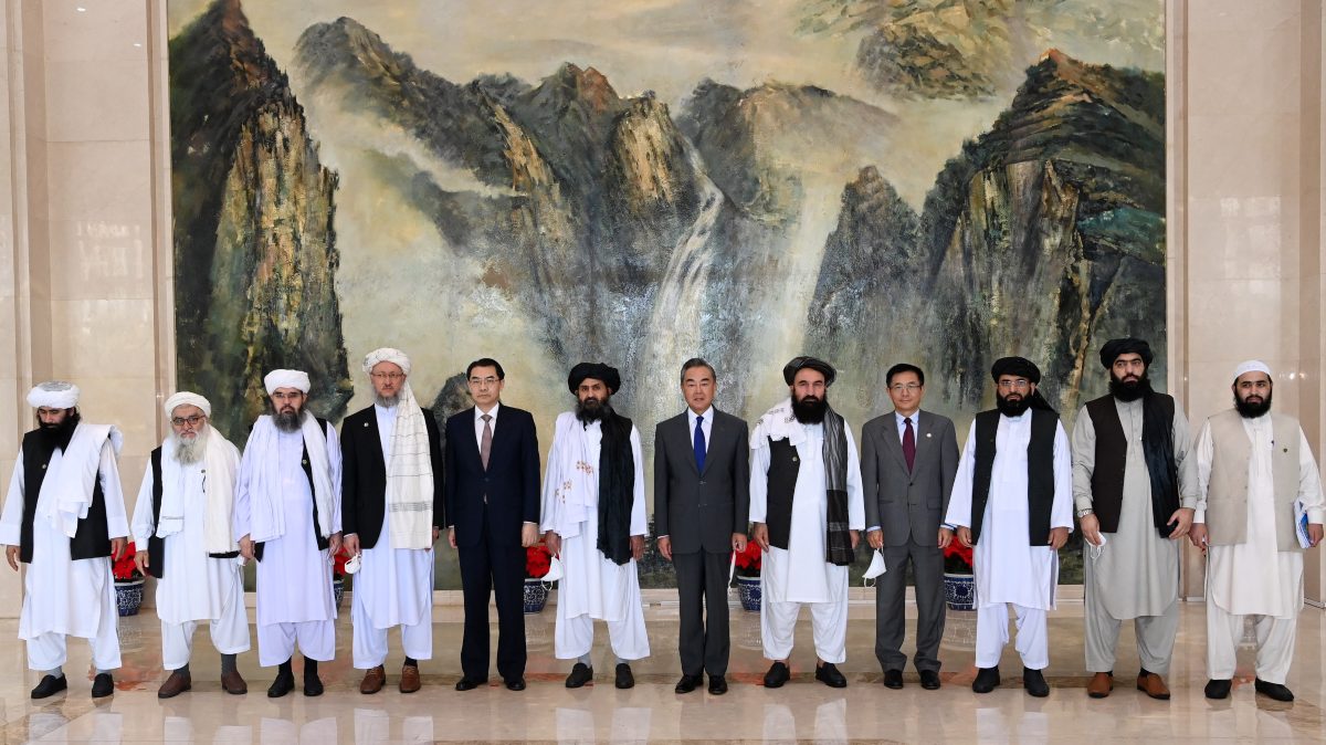 Le ministre chinois des Affaires étrangères Wang Yi (au centre) reçoit la délégation des talibans menée par le mollah Abdul Ghani Baradar (à gauche de Wang Yi), le 2! juillet 2021 à Tianjin.