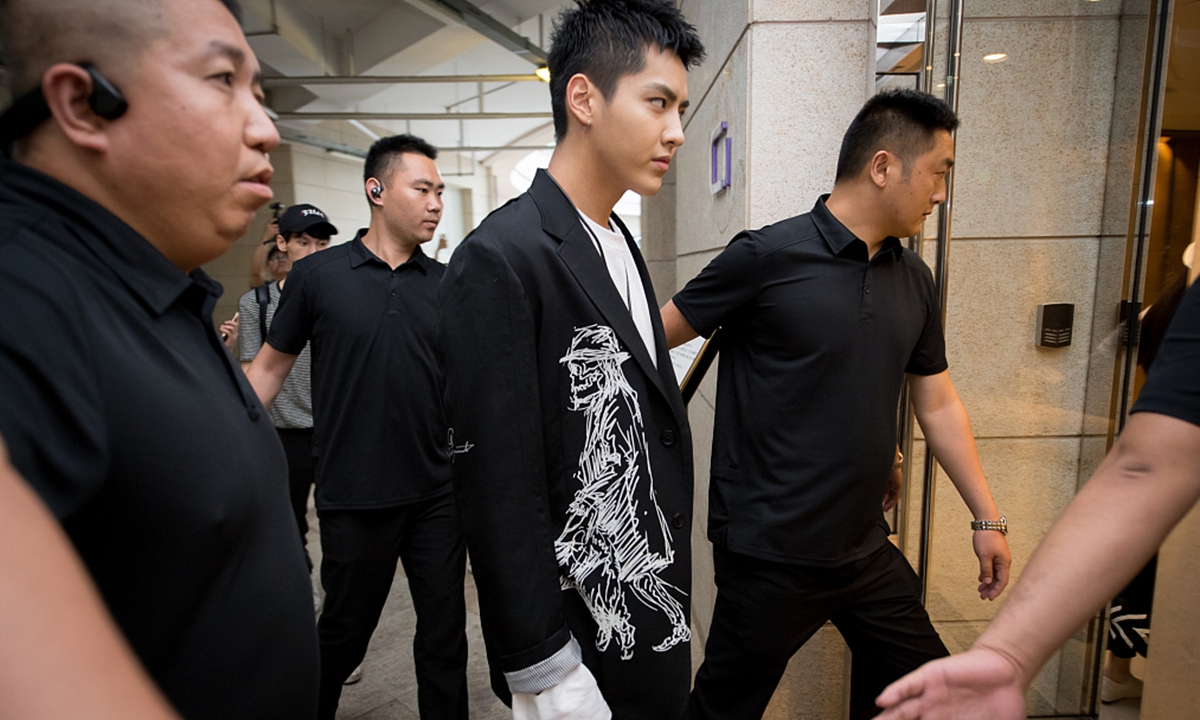 L'acteur-chanteur canadien Kris Wu en état d'arrestation le 31 août 2021 après des accusations de viol. (Source : Global Times)