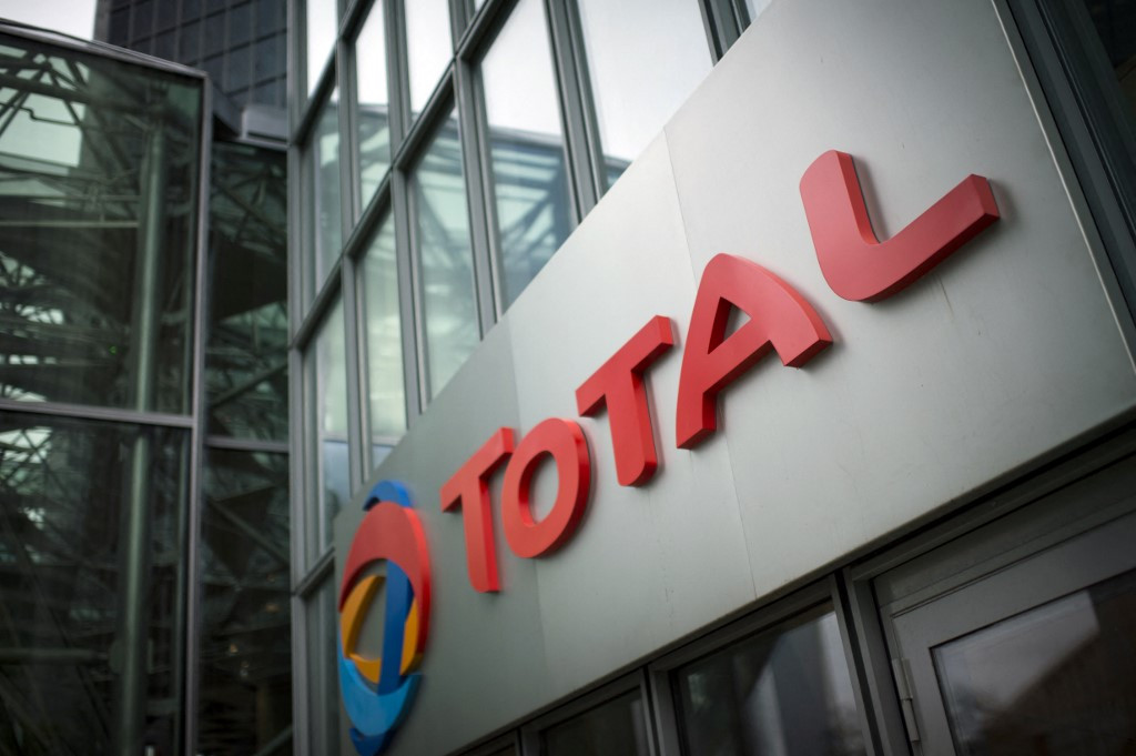 Total a mis en place un système permettant de détourner au profit de la compagnie pétrolière birmane MOGE (Myanmar Oil and Gas Enterprise), contrôlée par les militaires, une part de profits qui aurait dû revenir à l’État birman. (Source : Jakarta Post)