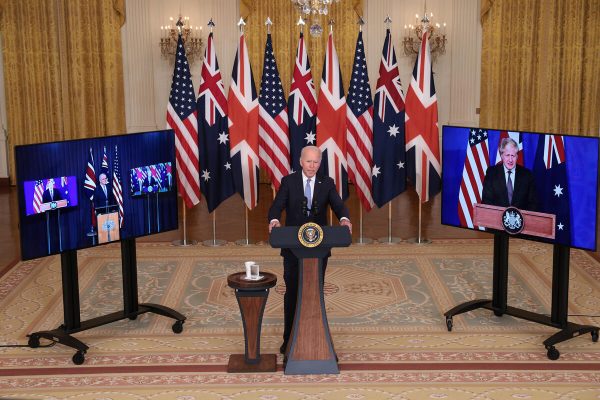 Le 15 septembre 2021, le président américain Joe Biden annonce le nouveau pacte de sécurité AUKUS, entre les États-Unis, le Royaume-uni et l'Australie, lors d'une conférence de presse à la Maison Blanche, en visioconférence avec le Premier ministre australien Scott Morrison (à gauche) et le chef du gouvernement britannique Boris Johnson (à droite). (Source : ZDNET)