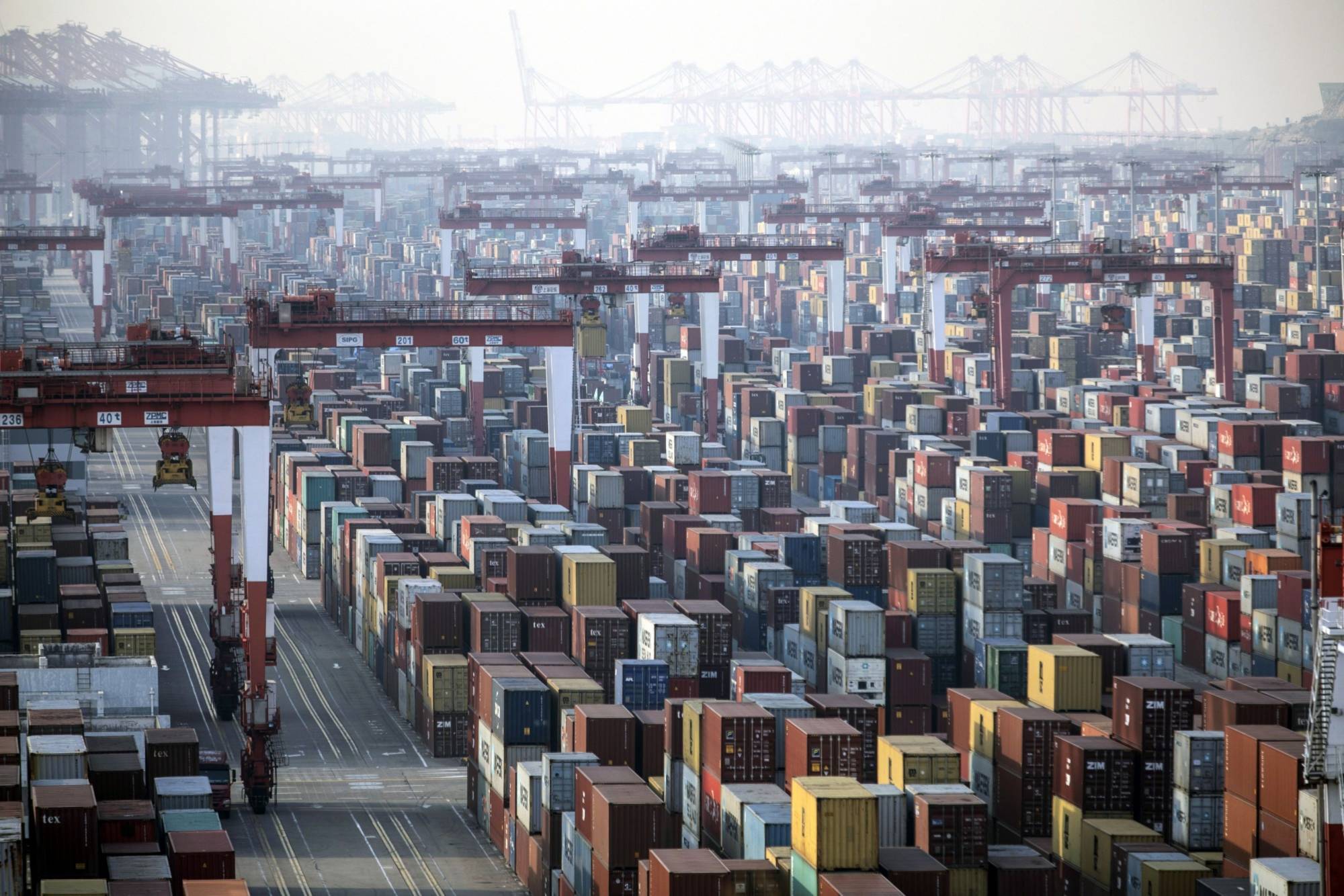 Marée de conteneurs sur les docks du port en eau profonde de Yangshan à Shanghai, le 11 janvier 2021. (Source : Japan Times)