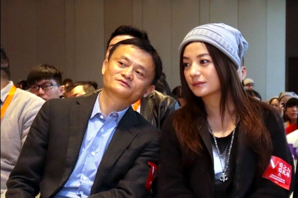 Jack Ma, fondateur d'Alibaba, et l'actrice Zhao Wei. (Source : Worldjournal)