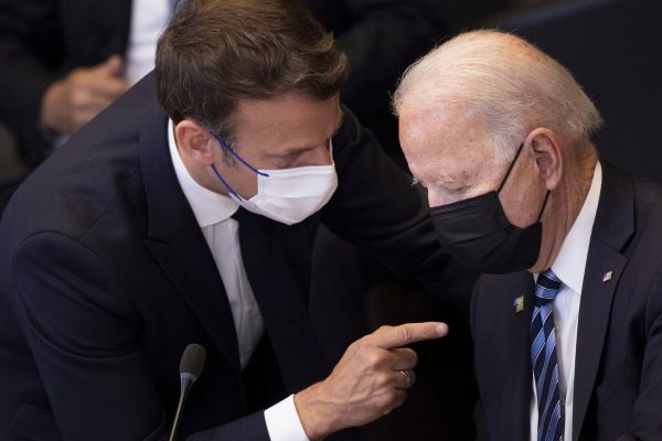 Le président français Emmanuel macron et son homologue américain Joe Biden lors du sommet de l'Otan à Bruxelles, le 14 juin 2021. (Source : Toi)