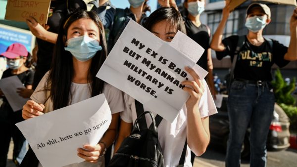 "Mon ex est mauvais mais l'armée birmane est pire". Des manifestantes marchent contre le coup d'État militaire du 1er février en Birmanie, le 17 février 2021. (Source : Deccan Herald)