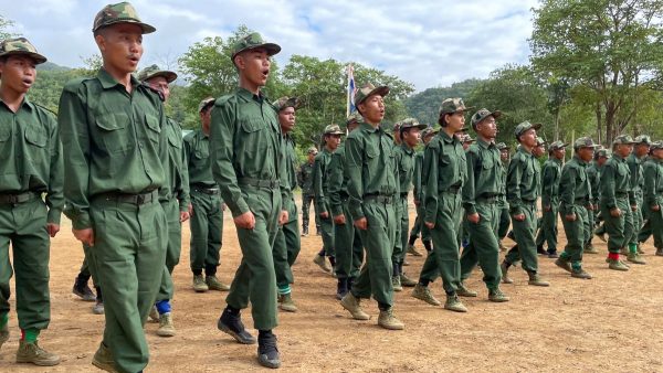 Des rebelles birmans anti-junte s'entraînent au camp de Victoria, quartier général du groupe ethnique armé du Chin National Front (CNF) dans l'ouest de la Birmanie, près de la frontière indienne, le 8 juillet 2021. (Source : CNN)